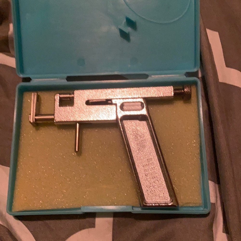 Ear piercing gun